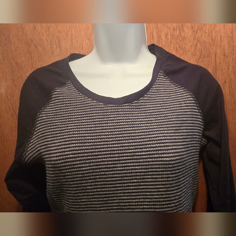 Host Pick! 🎉🎊Columbia Black &Gray Striped Thermal Sweatshirt SzM - Picture 5 of 7